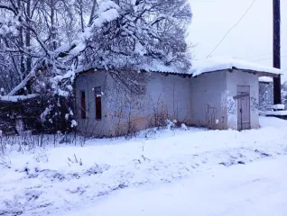 Здание нежилое 71,3 кв.м Новгородская область Здание, расположенное по адресу: Новгородская область, р-н Маловишерский, с/п Веребьинское, д. Веребье, ул. 1 Мая, д. 10, общей площадью 71,3 кв.м, с кадастровым номером 53:08:0051603:136, назначение: нежилое В соответствии с Извещением Общая площадь…