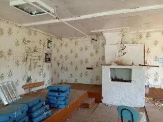 Нежилое здание 50 кв.м, Ярославская область, Первомайский район, д.Паршино, ул.Молодежная, д.28 (кадастровый номер 76:10:070701:9983) с земельным участком. Здание площадью 50,0 кв.м, деревянное, 1 этаж, 1979 года ввода в эксплуатацию. Обременения и ограничения отсутствуют.