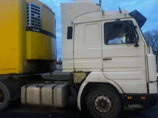 Scania 113 1992 года. Грузовой седельный тягач. На ходу или нет — неизвестно. Дефекты ЛКП, ржавчина, течь воды в салон, масляное запотевание в районе гидроцилиндра подъема кабины. Более подробное техническое состояние выясняйте самостоятельно в ходе осмотра.