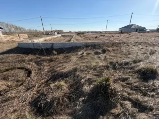 Земельный участок 1010 кв.м и дом 74,46 кв.м, Барнаул, Алтайский край. Земельный участок, расположенный по адресу: Российская Федерация, Алтайский край, г. Барнаул, п. Центральный, ул. Ярославская, дом 12, площадь 1010, уточненная площадь, погрешность 22.0 кв.м, категория: земли населенных пунктов…
