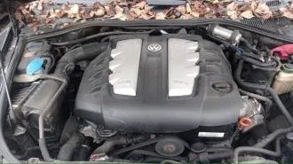 Volkswagen Touareg 2009 года, 240 л.с., пробег 226 545 км, полный привод, АКПП. Цвет черный, дизельный двигатель 3.0 л турбо. Имеются технические неисправности: повреждения ЛКП (сколы, царапины, сход лака), АКПП в аварийном состоянии (пинки, толчки, удары). Автомобиль на ходу. VIN…