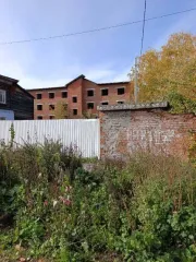 Доли дома 958 кв.м и участка 720 кв.м в Томске. 3194/9583 доли дома и 2400/7200 доли земельного участка по адресу: г. Томск, ул. М. Горького, 39/1. Здание, кадастровый номер 70:21:0200008:1594, площадь 958 кв.м. Земельный участок, кадастровый номер 70:21:0200008:77, площадь 720 кв.м. Доли в натуре…