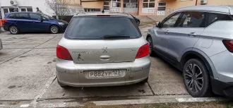 Peugeot 307, 2007 г.в., VIN: VF33CNFUL84954453, серый кузов, объем 1587 см³, мощность 109 л.с., экологический класс 4, тип: хэтчбек. В залоге у ООО МКК «КарМани». Состояние: битое в левую переднюю и заднюю части, после ДТП отремонтировано (видно по цвету краски), обшивка потолка демонтирована…