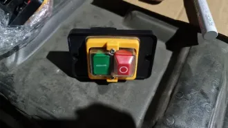 Подшипники, ремни, шкивы, переключатели. Подшипник с маркировкой 32210 HR8 — 45 шт. Ремни ручейковые резиновые — 80 шт. Подшипник с маркировкой 32306 HR8 — 50 шт. Подшипник с маркировкой 32208 HR8 — 5 шт. Подшипник с маркировкой 30208 HR8 — 50 шт. Подшипник с маркировкой 32210 HR8 — 14 шт…