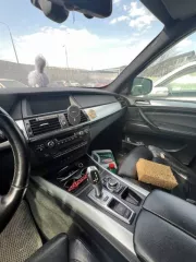 BMW Х5 XDRIVEVE35D, 2009 г.в., рег. номер: Е402ХК750, VIN: WBAFF01040L211527, объем двигателя 2993, мощность двигателя  кВт/л.с.  286  210.4 , цвет: черный, ПТС № 50РК897133, СТС 9918370698. Находится в залоге у ПАО  МТС Банк . Сел аккумулятор, долгий простой на парковке.