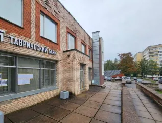 Нежилое помещение 361 кв.м, 11/250 доли на ЗУ 10 810 кв.м, Ленинградская обл., Кингисепп. Нежилое помещение - 361,0 кв. м с учетом неотделимых улучшений (23 поз.), помещения № 1-24 первого этажа (вход № 6) незавершенного строительством двухэтажного кирпичного здания общественного центра, 11/250…