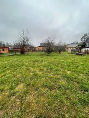Жилой дом площадью 100.4 м² по адресу: Ленинградская область, Лужский район, деревня Большие Крупели, улица Центральная, дом 9. Земельный участок площадью 1853.15 м² по тому же адресу (кадастровый номер: 47:29:0331001:757).