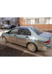 Легковой автомобиль Mitsubishi Lancer 1.3 2006 года, VIN: JMBSNCS1A7U001426. Задний бампер имеет трещину у багажника, катафотик на заднем разбит. Передние фары помутнели. Арки и пороги имеют цветение. Притертость переднего бампера. Требуется замена масла.
