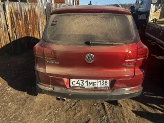 Volkswagen Tiguan 2014 года выпуска. VIN: XW8ZZZ5NZEG113455. Двигатель №: CAW 193325. Цвет: вишнево-красный.