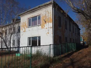 Недвижимое имущество, состоящее из: Земельного участка с кадастровым номером 19:02:010532:425, площадью 1670,00 кв.м., расположенного по адресу: РХ, г. Черногорск, ул. Чапаева, 27А. с расположенным на нем объектом недвижимого имущества: Нежилое здание, три этажа: два надземных, один подвальный…
