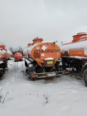 Нефаз 96742-03 2010. Полуприцеп-цистерна, марка: НЕФАЗ 96742-03, год изготовления: 2010, цвет: оранжевый, VIN: X1F96742BA0001120, госномер: АР584486, кузов №: X1F96742BA0001120. Имеет множественные сколы, местами коррозию, отсутствуют все колесные диски и резина.