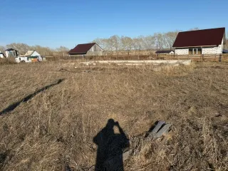 Земельный участок 1010 кв.м и дом 74,46 кв.м, Барнаул, Алтайский край. Земельный участок, расположенный по адресу: Российская Федерация, Алтайский край, г. Барнаул, п. Центральный, ул. Ярославская, дом 12, площадь 1010, уточненная площадь, погрешность 22.0 кв.м, категория: земли населенных пунктов…