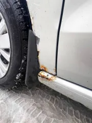 Volkswagen Polo 2011, 105 лс, 165000 км, АКПП, XW8ZZZ61ZBG014491. Пробег 165 тыс. Со слов собственника: сколы по кузову. Подвеска требует замены. Временами (не постоянно) ДВС работает нестабильно (троит). Самопроизвольно выключается и включается дисплей. Проблемы с проводкой. Подогрев водительского…