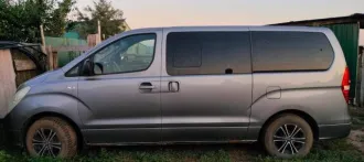 Hyundai Starex 2011 года, серый цвет. VIN: KMJWA37JBBU332444. Автомобиль видимых существенных повреждений не имеет, кроме естественных следов эксплуатации. На момент осмотра запустить двигатель и проверить возможность движения не представилось возможным, по неизвестным причинам (не завелся).