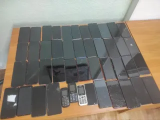 Смартфоны и мобильные телефоны 46 штук. Мобильные телефоны, смартфоны, сотовые телефоны, 46 наименований, подробнее на фото и прикреплённом извещении. Различные марки, модели и состояние. Состояние и работоспособность неизвестны. Б/у.