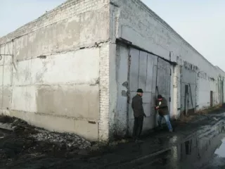 Гараж для легковых автомобилей 46,1 кв. м., кадастровый номер: 45:11:020601:255; ангар 577,2 кв.м., кадастровый номер: 45:11:020601:248; гараж 218,6 кв.м., кадастровый номер: 45:11:020601:246; административное здание (контора) 200,1 кв.м., кадастровый номер: 45:11:020601:251; тракторный гараж…