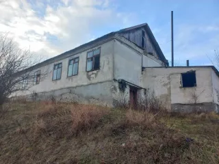 Здание школы, нежилое, 1-этажный, с кадастровым номером 07:01:0500000:896, общей площадью 255,9 кв.м., с земельным участком из земель населенных пунктов, площадью 2158 кв.м., с кадастровым номером 07:01:0500010:85, расположенные по адресу: Кабардино-Балкарская Республика, Баксанский муниципальный…