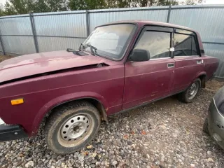 ВАЗ-21074 2003 года, вишневого цвета, VIN XTA21074041841343, госномер К134ОВ43. Магнитола отсутствует, колеса в наличии, без ключей и документов, рабочее состояние не проверялось (Уведомление №2243 К от 22.09.2025 г.). В комплекте бортовой прицеп RINOL 30503 2022 года, VIN EAD301503N0000183…