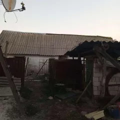 1/4 доля в праве на жилое здание площадью 37,8 кв.м, кадастровый номер 61:22:0040401:782 и 1/4 доля в праве на земельный участок площадью 5300 кв.м, категория земель - земли населенных пунктов, разрешенное использование - ЛПХ, кадастровый номер 61:22:0040401:211. На участке расположено…