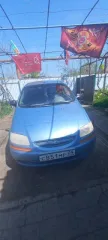 Chevrolet Aveo 2004 года, голубой. VIN: KLASF69A14B180020, ПТС: 77584067, госномер: С851МР09. Произведен в Корее. Двигатель бензиновый, модель F19S3, мощность 82,96 л.с. Кузов: KLASF69A14B180020. Разрешенная максимальная масса 1500 кг, масса без нагрузки 1080 кг.