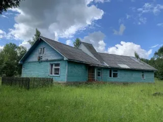 Здание школы №34, 239,5 кв.м, земельный участок 3431 кв.м, Архангельская область. Здание «Прилуцкой начальной общеобразовательной школы №34», с кадастровым номером 29:01:120406:495, площадью 239,5 кв.м., расположенное по адресу: РФ, Архангельская обл., м.о. Вельский, д. Прилуцкая, ул. Солнечная, д…