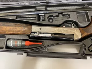 Гражданское оружие – охотничье гладкоствольное ружье Benelli Raffaello Delux Combo, кал. 12x76, № F306954T/C1216286W/C1208662V
Характеристики оружия: дата приобретения оружия – 16.09.2013 года, страна изготовитель – Италия, состояние – хорошее, в рабочем состоянии. 
Находится на хранении в отделе…
