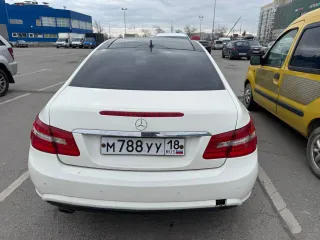 Mercedes-Benz E 200 CGI, 2010 легковой автомобиль (купе), год выпуска: 2010, VIN: WDD2073481F067708, гос. номер: М788УУ18, цвет: Белый, не на ходу, не заводится — пробег от 274 916 км. Двигатель отсутствует, битая передняя часть, ржавчина по кузову. Местоположение: г. Санкт-Петербург, информация о…