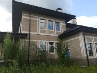 Имущественный комплекс: Московская область, город Клин, деревня Тиликтино, СНТ "Альпийские луга", дом 34, строение 1, площадью 24,9 кв. м, кадастровый номер 50:03:0050380:5803; земельный участок площадью 1000 кв. м, кадастровый номер 50:03:0050380:2130.