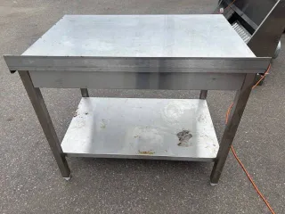 Стол пристенный Kayman СП-222/1007. Является бывшим в употреблении имуществом, могут иметься скрытые недостатки.