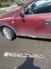 Opel Corsa 2003 года, цвет темно-красный. VIN: W0L0XCF6834415266. Мощность двигателя 75 л.с. (55 кВт), объем 1199 куб.см. Максимальная масса 1430 кг, масса без нагрузки 1035 кг.