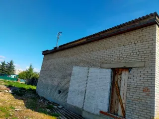 Земельный участок площадью 4371 кв.м и нежилое здание площадью 51.7 кв.м, расположенные по адресу: Республика Бурятия, Хоринский район, село Хоринск, улица Строительная, дом 1 "б". Кадастровые номера: 03:21:270235:65 и 03:21:270235:69.