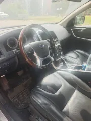 Volvo XC60 2013 года, черный цвет. VIN: YV1DZ8756D2449882. Кузов: YV1DZ8756D2449882. Объем двигателя 2400 см³, мощность 119.9 кВт/163 л.с. Экологический класс 5. Тип: легковой универсал.