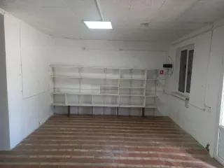 Нежилое здание 59.3 м², Республика Крым, Ленинский район, село Приозерное, улица Школьная, здание 125Б. Кадастровый номер 90:07:230101:84. Общая площадь 59.3 м², один этаж, подземных этажей нет. Материал наружных стен — из прочих материалов. Назначение — нежилое. Год ввода в эксплуатацию не указан…