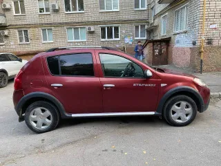 Renault Sandero Stepway 2011 года, красный цвет. Пробег 115035 км, АКПП. Мощность 103 л.с. (76 кВт), бензиновый двигатель 1.6 л (1598 куб. см), модель двигателя К4МС697, номер D011009. Экологический класс 4. VIN: X7LBSRBYNBH456858, ПТС 77НК 672270. Разрешенная максимальная масса 1615 кг, масса без…