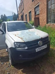 Volkswagen Amarok, 2011 года, 163 л.с., АКПП. Транспортное средство: автомобиль Volkswagen 2H Amarok, год выпуска: 2011, VIN: WV1ZZZ2HZCA004848, регистрационный знак: Х 392 КН 19, цвет белый. Неисправен двигатель, следы коррозии на кузове, вмятины на капоте.