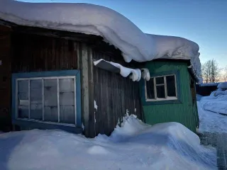 Доля квартиры 39,5 м² и участка 1566 м² в Архангельской области. 1/2 доля в праве на жилое помещение по адресу: Архангельская область, Ленский район, пос. Урдома, ул. Центральная, д. 18, кв. 1 (кадастровый номер 29:09:010114:630, общая площадь 39,5 м²). Земельный участок общей площадью 1566 м² с…