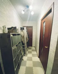 Квартира, общая площадь 42.5 кв.м., расположенная по адресу: Московская область, г. Электросталь, ул. Победы, д. 18, корп. 2, кв. 2, кадастровый номер 50:46:0030102:5156. Находится в залоге у Sovcombank. Прописан один совершеннолетний, долги по ЖКХ со слов должника отсутствуют.