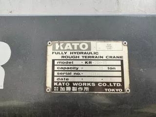 Кран КАТО KR-25H-V5, 2004 г.в., заводской номер KR258-1466, номер двигателя 967466, серого цвета, б/у, в рабочем состоянии, передняя левая фара заклеена скотчем, задний левый стоп-сигнал разбит, правые заклеены скотчем, крышка левого зеркала отсутствует, левый поворотный сигнал разбит, г/н…