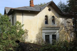 Административное здание по адресу: Ярославская область, муниципальный район Мышкинский, городское поселение Мышкин, город Мышкин, улица Угличская, дом 20, количество этажей 2, площадью 147.7 кв.м, кадастровый номер: 76:07:010101:60, с земельным участком по адресу: Ярославская область, Мышкинский…