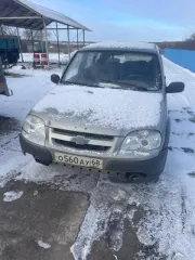 Chevrolet Niva 2013 года выпуска, VIN: Х9L212300D0474769, пробег 193000 км. Вмятина на заднем правом крыле, повреждены бампер передний и правое переднее крыло.