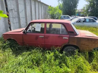 ВАЗ 21013 1983 года выпуска, красный цвет, VIN ХТА210130D4342408, госномер А243ОЕ95. Транспортное средство находится в неудовлетворительном, нерабочем техническом состоянии. Документы и ключ зажигания отсутствуют.