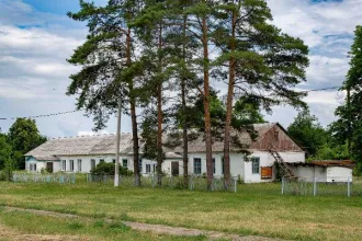 Имущественный комплекс: школа 434,9 кв.м, котельная 12,5 кв.м, участок 8298 кв.м, Липецкая область. В составе 2 нежилых здания и земельный участок общей площадью 8 298 кв.м., расположенный по адресу: Российская Федерация, Липецкая область, Измалковский муниципальный округ, село Чермошное, дом 39…