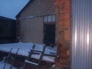 Земельный участок площадью 714 +/- 9 кв.м по адресу: Россия, Саратовская обл., г. Пугачев, ул. Татарская, дом 112, кадастровый номер 64:46:020421:22 с домом площадью 59.1 кв.м, кадастровый номер 64:46:020302:114. Дом находится в аварийном состоянии, для проживания не пригоден из-за разрушения стен…