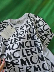 Спортивные костюмы«Tommy Hilfiger»Обувь, маркированная товарным знаком «Balenciaga»Головной убор, маркированный товарным знаком «Mercedes-Benz»Трико, маркированное товарным знаком «Moncler» Платки, маркированные товарным знаком «KARL LAGERFELD»Майки, маркированные товарным знаком «Adidas» Брюки…