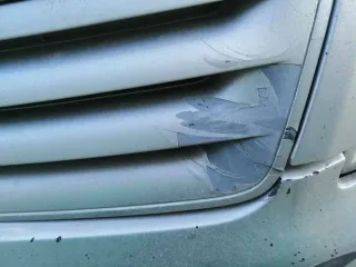 Toyota Ipsum 2001 года, 160 л.с., пробег 261797 км, АКПП. Цвет серый. Кузов АСМ260001992. Состояние: сгнившие пороги, кузов по днищу гнилой, задняя дверь гнилая, капот, решётка радиатора и передний бампер после удара, повреждён пластик салона, отсутствует задний редуктор привода и кардан.