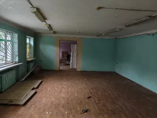 Нежилое помещение с кадастровым номером 65:04:0000023:867 площадью 300.9 кв. м по адресу Сахалинская область, р-н. Корсаковский, г. Корсаков, ул. Советская, д. 44, пом. 1-16. Ограничений и обременений не зарегистрировано. Назначение - нежилое.