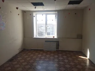Здание учебно-курсового комбината, гаражный бокс, земельный участок, Ярославская область. Имущество, находящееся в собственности Ярославской области, расположенное по адресу: Ярославская область, м. о. Ярославский, рп. Лесная Поляна, дом 11, с земельным участком, в составе: здание учебно-курсового…