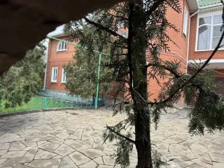 1/2 доли жилого дома 167,2 кв. м и 1/2 доли земельного участка 694 кв. м, Новочеркасск, Ростовская обл. 1/2 доли в праве собственности на жилой дом - 167,2 кв. м, 1/2 доли в праве собственности на земельный участок - 694+/-5 кв. м, адрес: Ростовская обл., г. Новочеркасск, Железнодорожная ул., д…