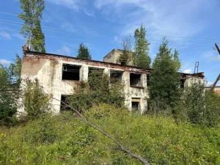Земельный участок 2506 м² и здание промышленного склада 1925,9 м², Свердловская область. Земельный участок площадью 2506 кв.м. с кадастровым номером 66:43:0101009:216 с расположенным на нем объектом недвижимого имущества – зданием промышленного склада общей площадью 1925,9 кв.м. с кадастровым…