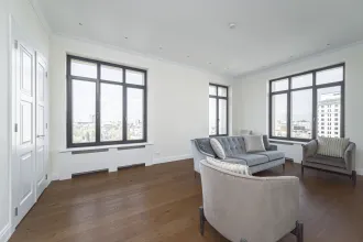 Квартира общей площадью 129.8 кв.м, кадастровый номер 77:05:0001011:8383, расположена по адресу: г. Москва, ул. Орджоникидзе, д. 1, кв. 119. Осмотр имущества возможен по указанному адресу по предварительной договоренности. Контактное лицо для осмотра: +79293504090.